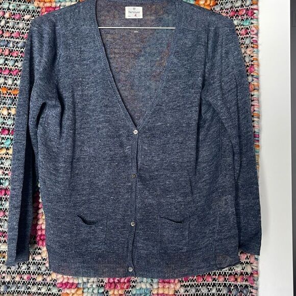 Hartford from Paris, linen cardigan in blue.